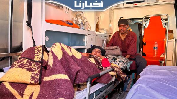 إسعاف ناجين من الزلزال ضواحي تارودانت بعد إخراجهم من تحت الأنقاض